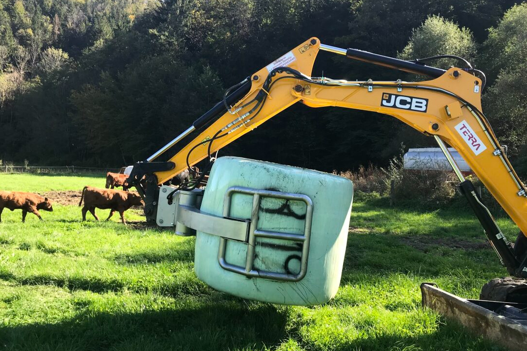 bale-grapple Modularis Drive Bale Grapple on JCB Excavator – Efficient attachment for handling and transporting bales with a JCB excavator.