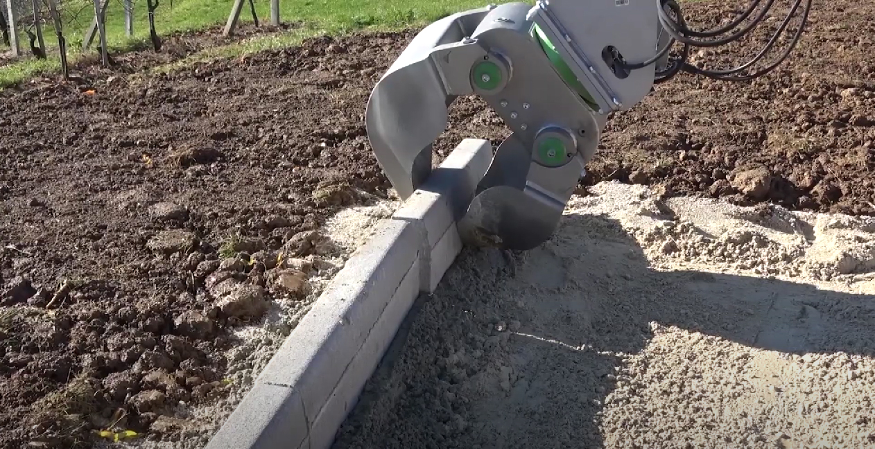 beak-grapple Modularis Drive Beak Grapple – Heavy-duty attachment with a beak-like design for efficient material handling and gripping.