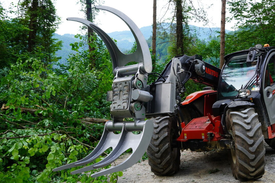 biomass-grapple-cover Modularis Drive Biomass Grapple on Manitou – Heavy-duty attachment for handling biomass materials with a Manitou loader.