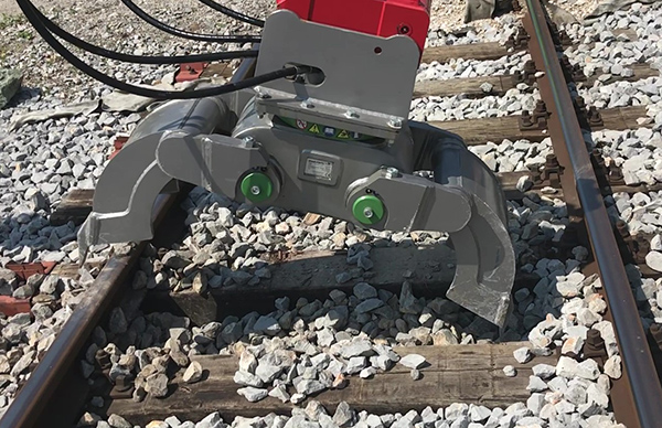 digging-step-1 Digging grapple attachment for excavators, designed for efficient canal digging and excavation.