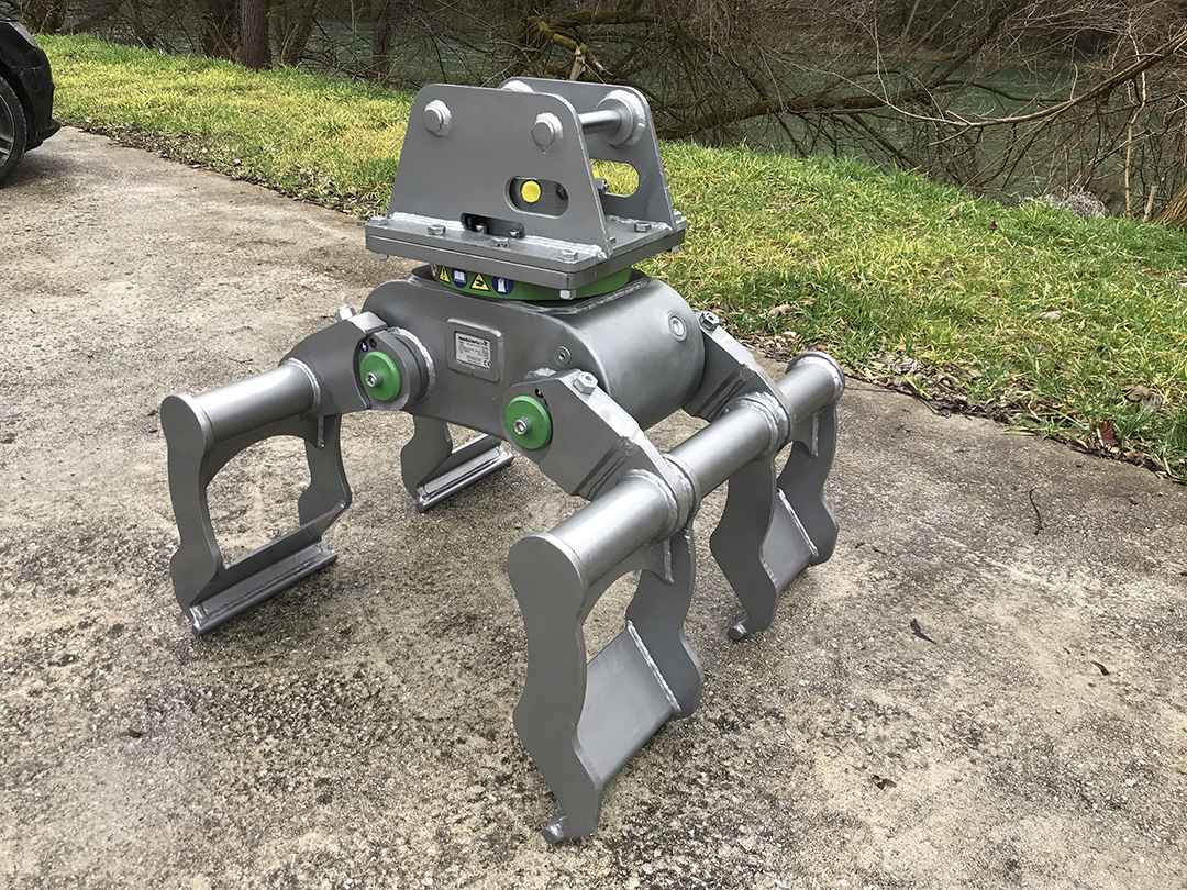 rail-grapple Rail grapple attachment for excavators, designed for handling and moving railway tracks and materials.