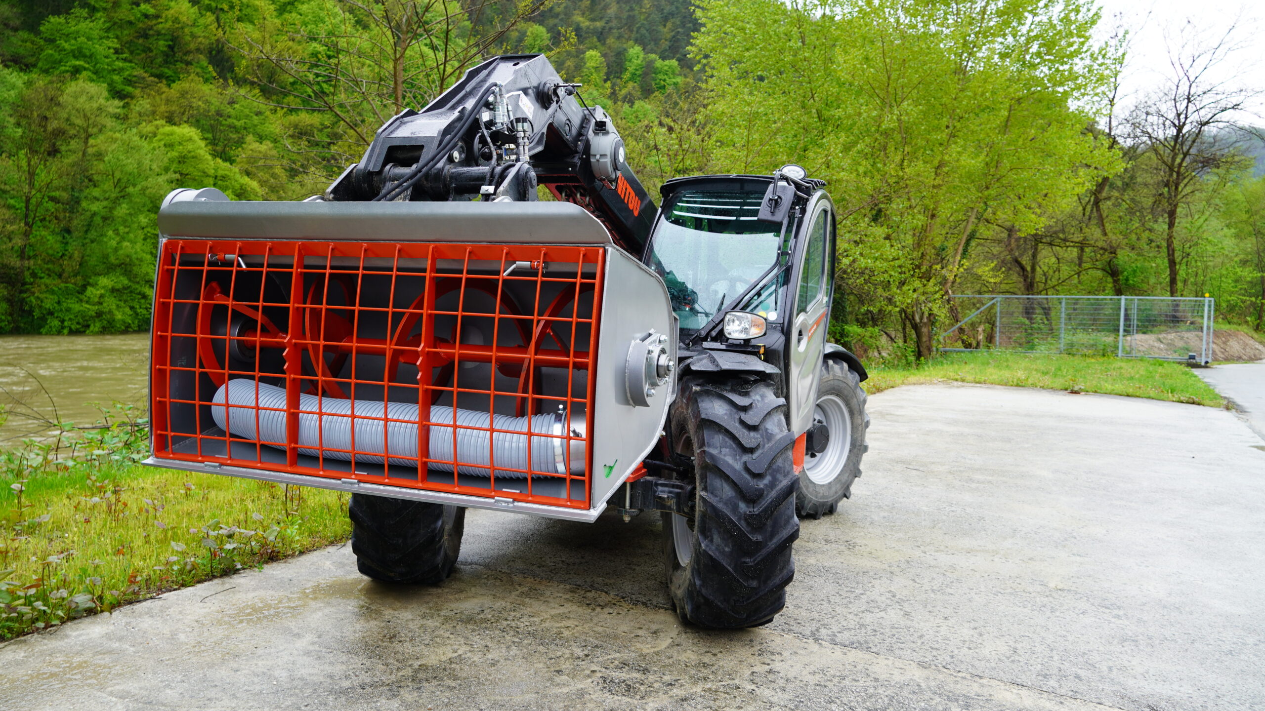 manitou-mmb-4 Modularis Drive Concrete Mixing Bucket on Manitou Loader – Efficient cross mixing attachment for uniform concrete preparation.