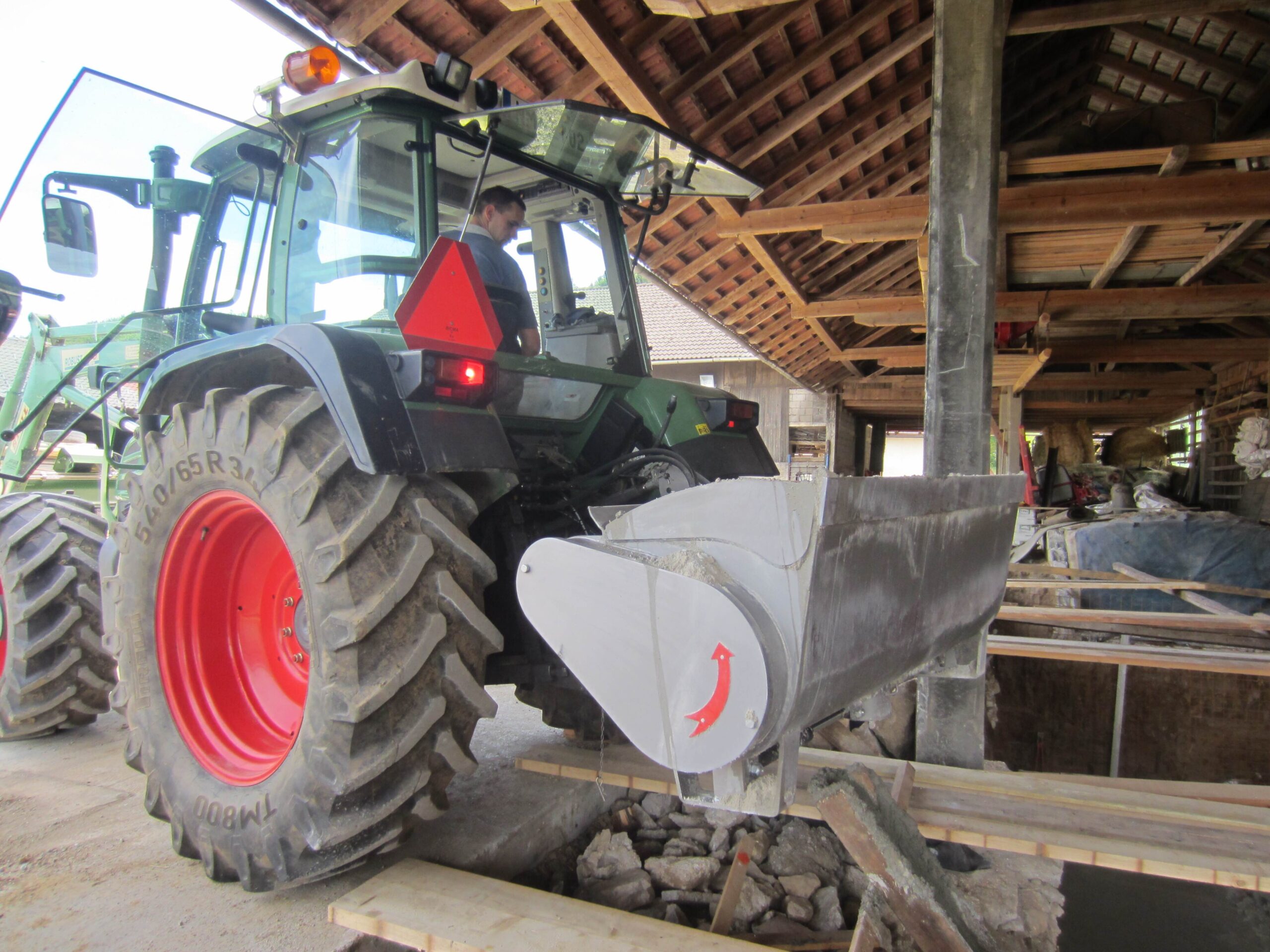 mmb300-z-prekucnim-mehanizmom-trotockovni-priklop-traktor